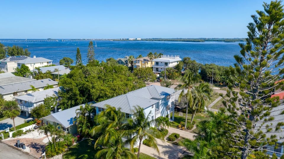 24th St Beach House! 50ft to the beach or the bay! House in Bradenton Beach