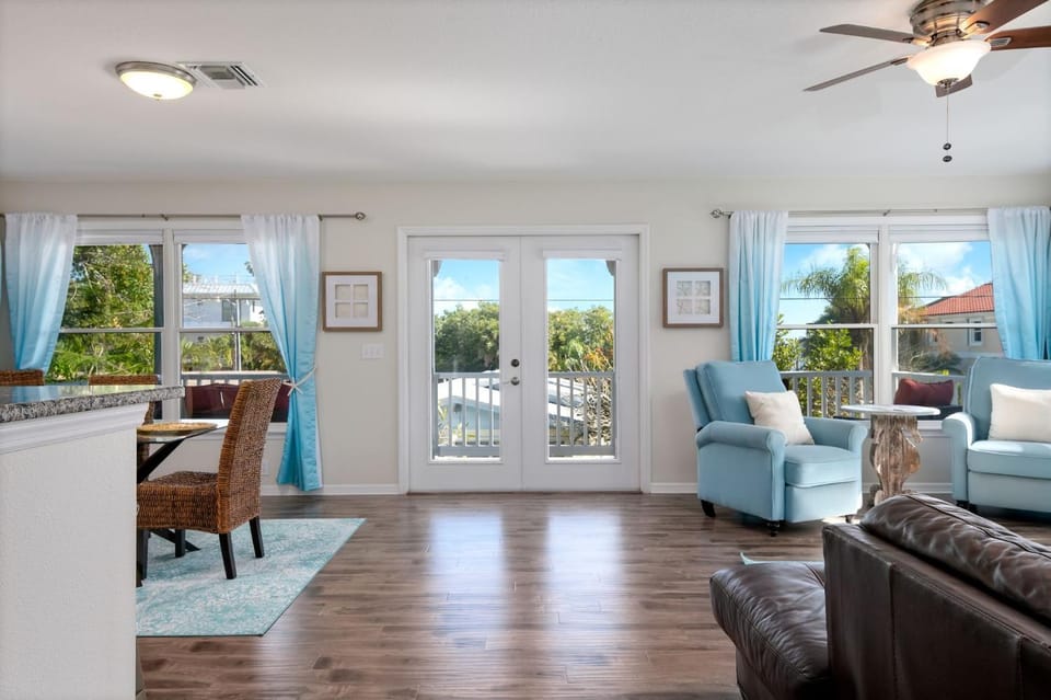 24th St Beach House! 50ft to the beach or the bay! House in Bradenton Beach