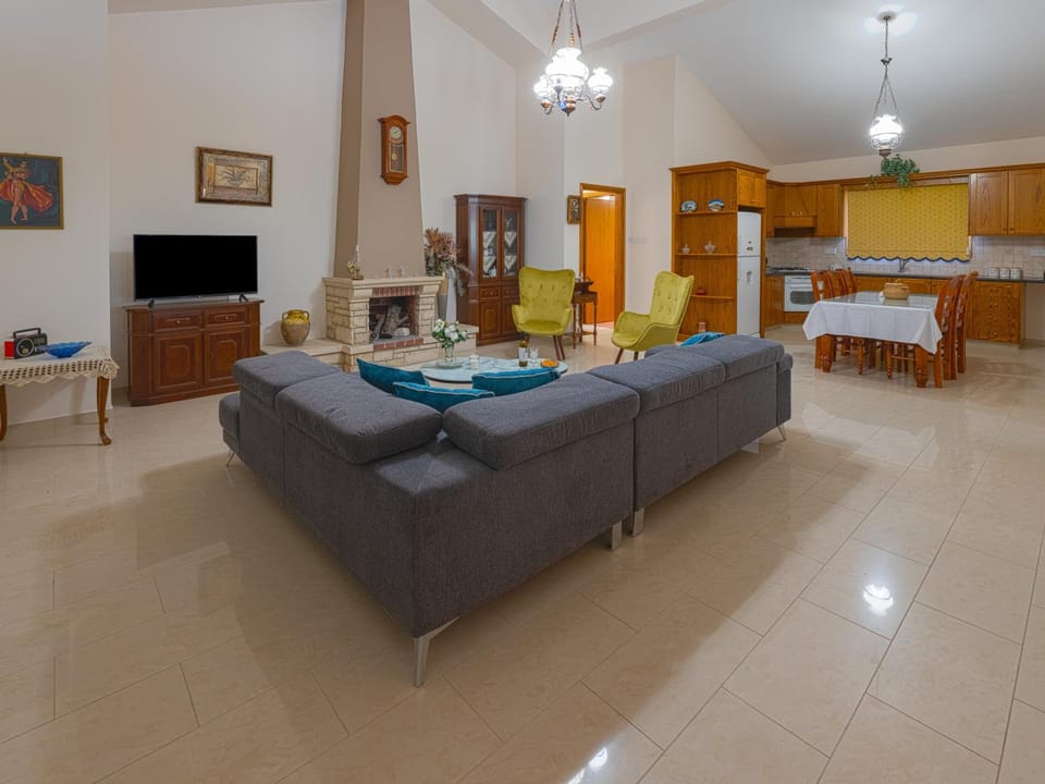 Communal lounge/ TV room, TV and multimedia, Kitchen or kitchenette, Living room, Seating area, Dining area, Evening entertainment