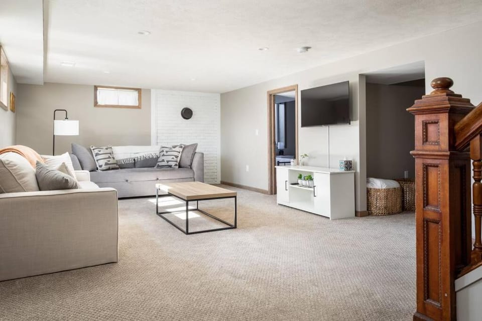 Upscale Urban Oasis: Spacious & Chic with Hot Tub! House in Traverse City