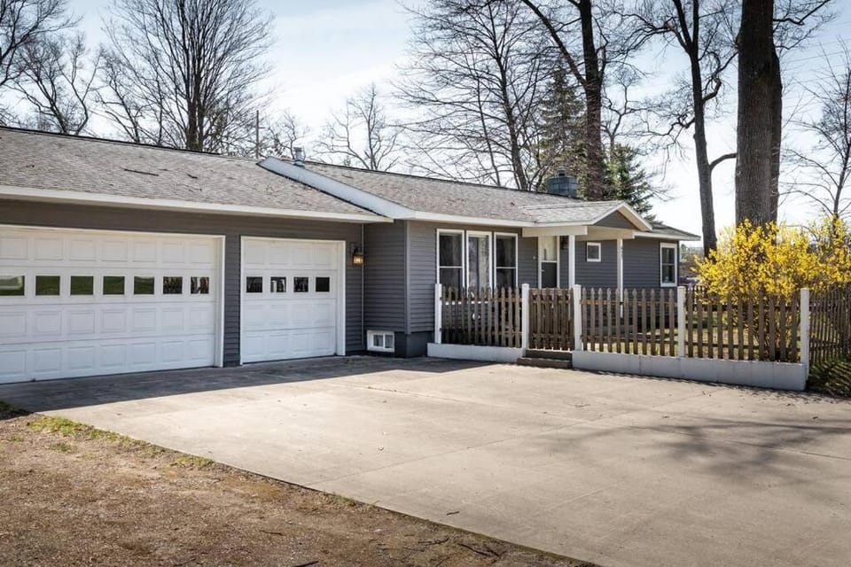 Upscale Urban Oasis: Spacious & Chic with Hot Tub! House in Traverse City