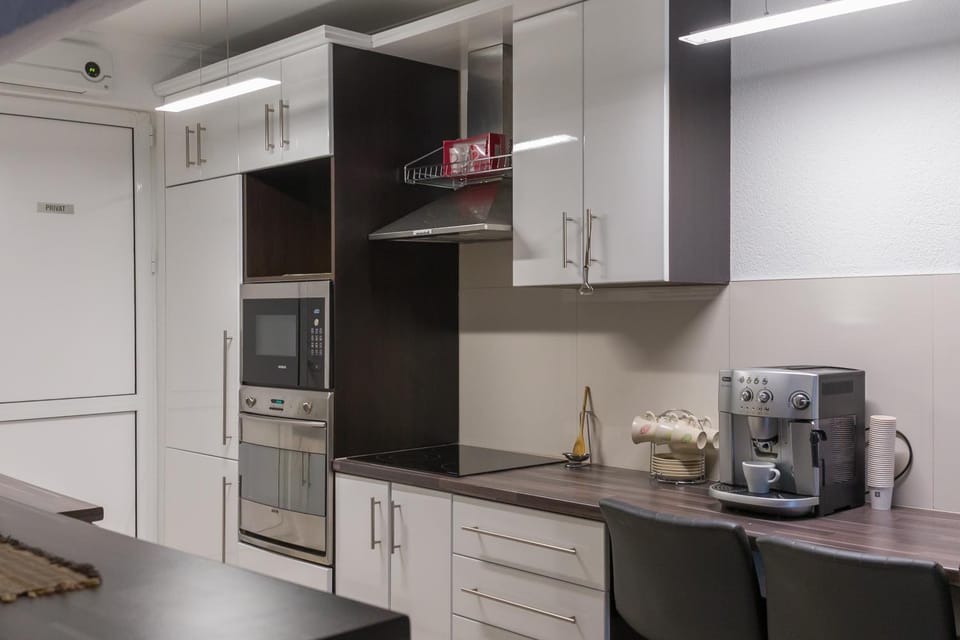 Coffee/tea facilities, Kitchen or kitchenette, dishwasher, oven