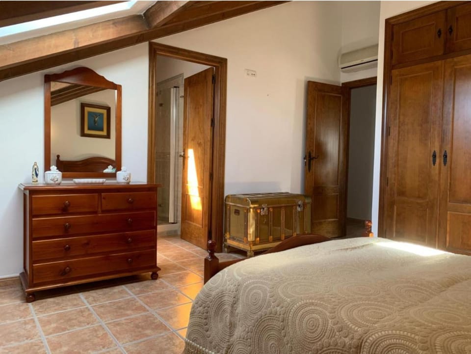 Bed, Photo of the whole room, Bedroom, wardrobe, air conditioner