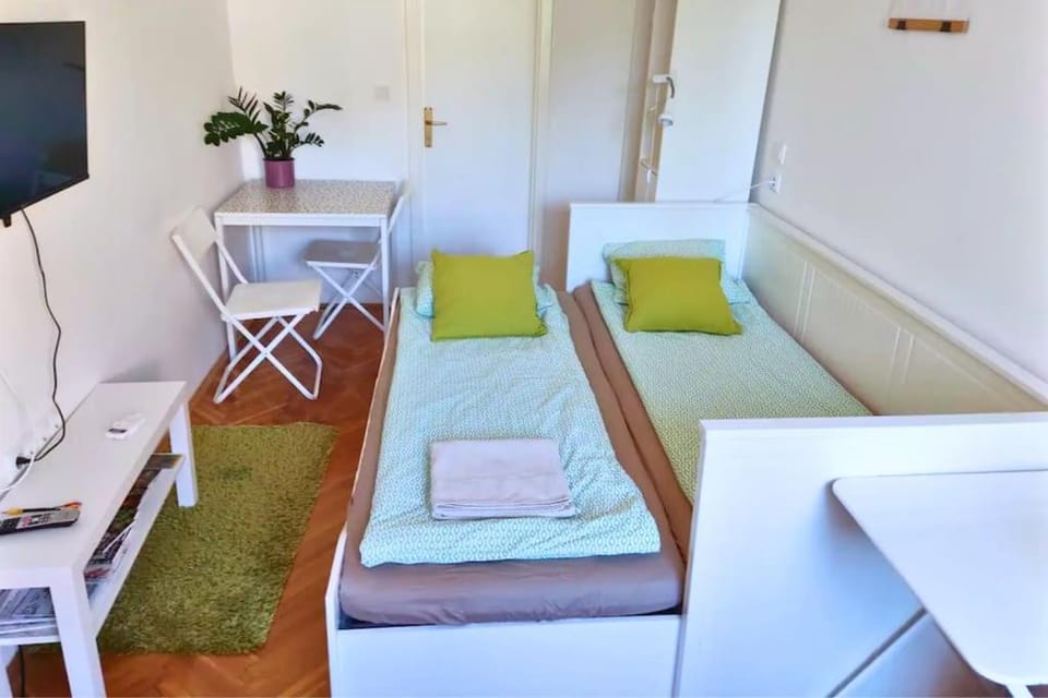 Bed, TV and multimedia, wardrobe
