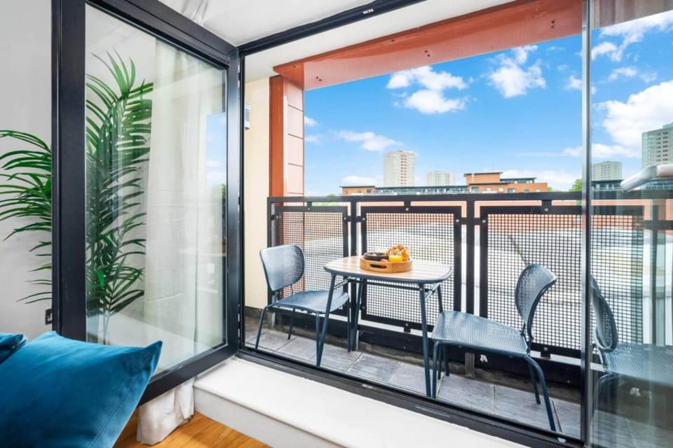 Property building, Day, View (from property/room), Balcony/Terrace, Living room, Seating area, Dining area