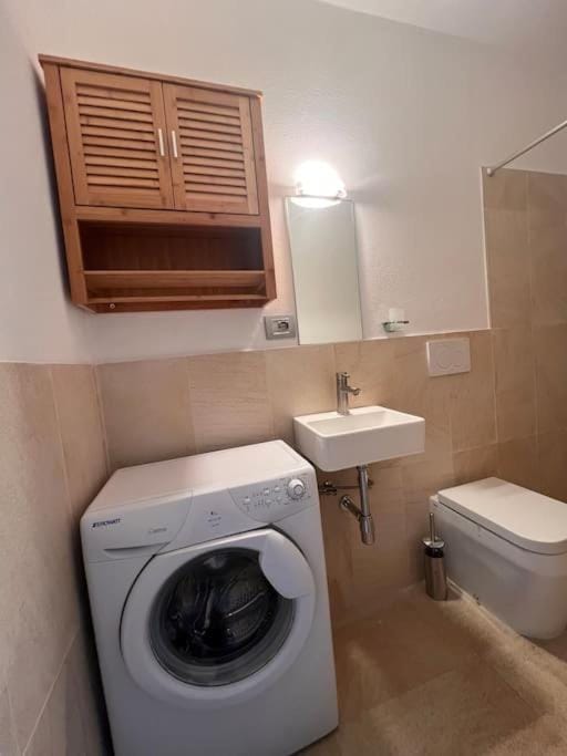 Toilet, Bathroom, towels, washing machine