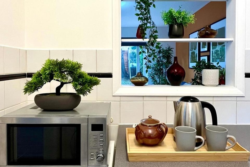 1 Bed - Sleeps 4 - Parking - 15 mins Gatwick House in Crawley