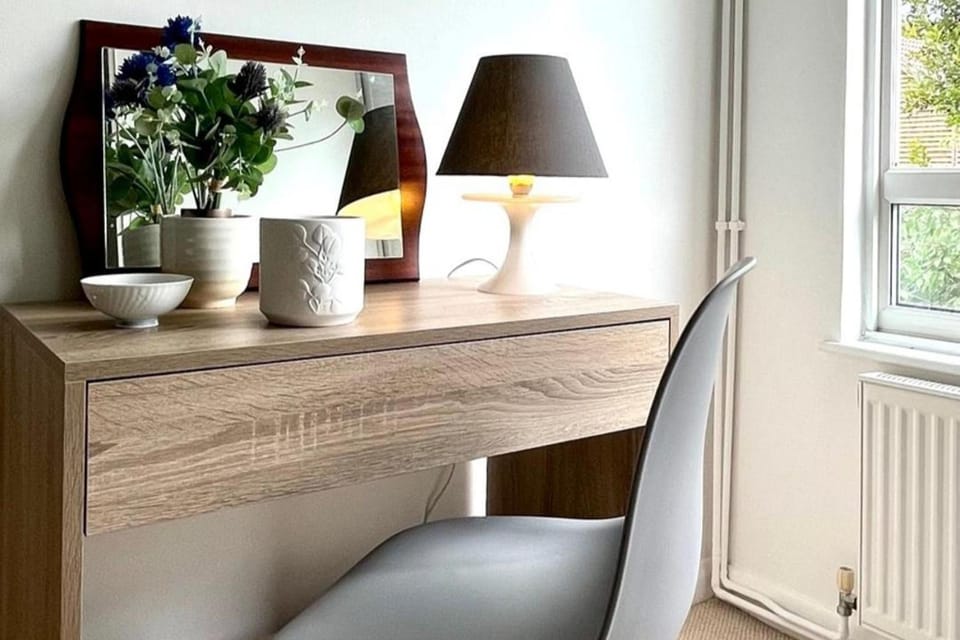 1 Bed - Sleeps 4 - Parking - 15 mins Gatwick House in Crawley