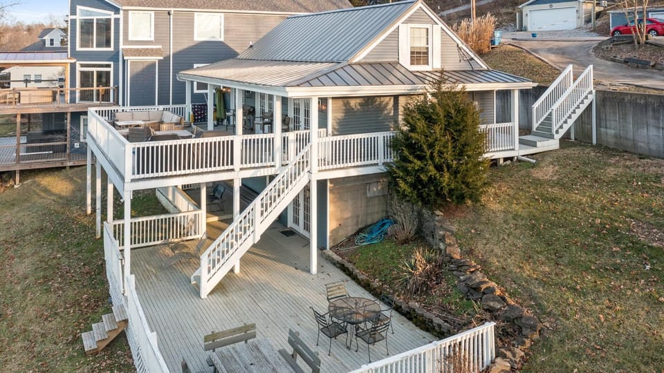 Lakefront, Private Covered Dock, Huge Balconies House in Williamstown