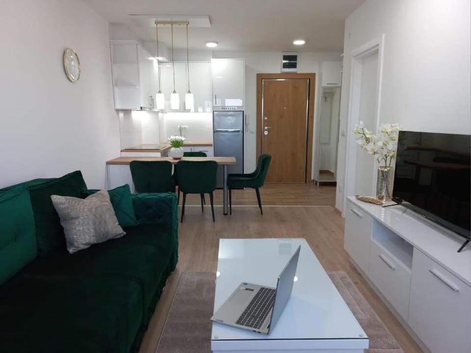 TV and multimedia, Kitchen or kitchenette, Living room, Seating area, Dining area, hair dresser