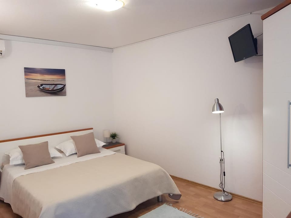 Bed, TV and multimedia, Bedroom