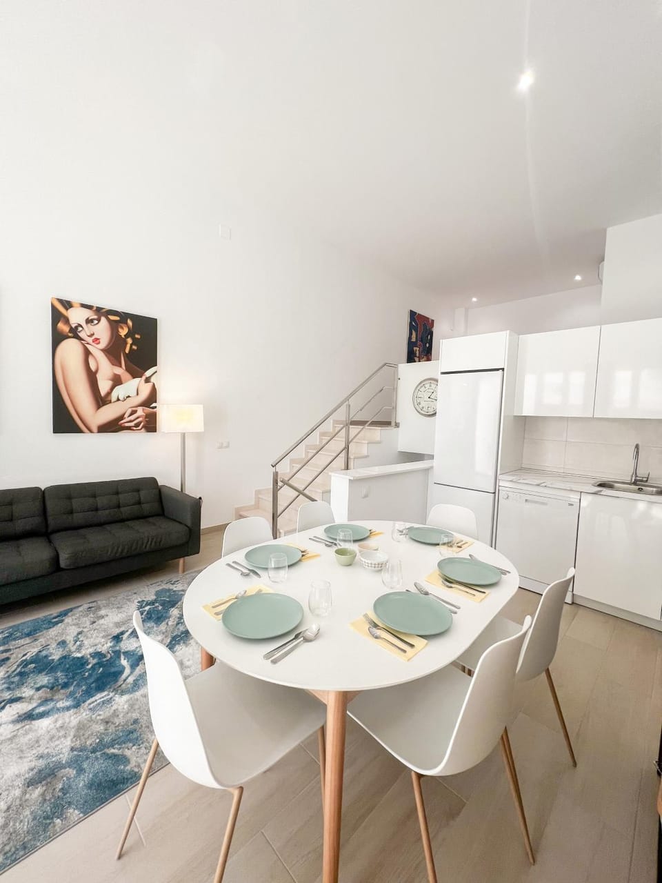 Kitchen or kitchenette, Dining area