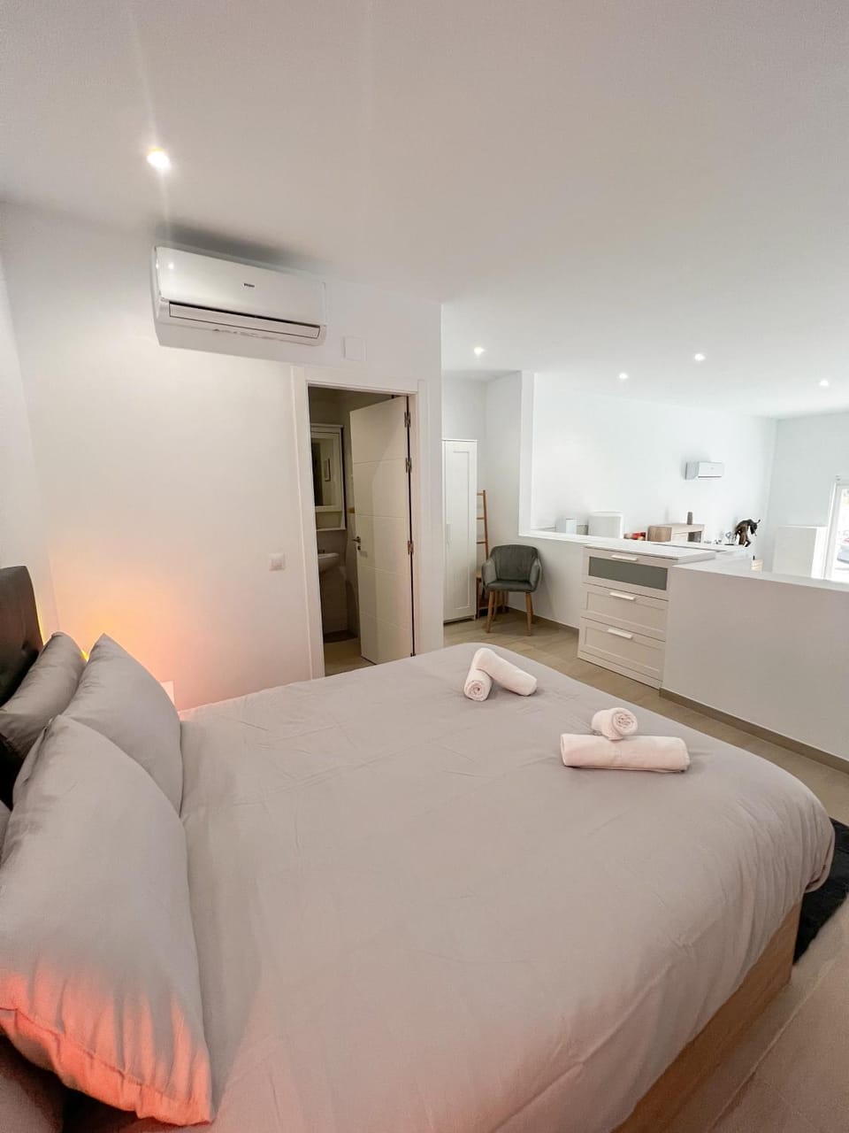 Photo of the whole room, Bedroom, air conditioner