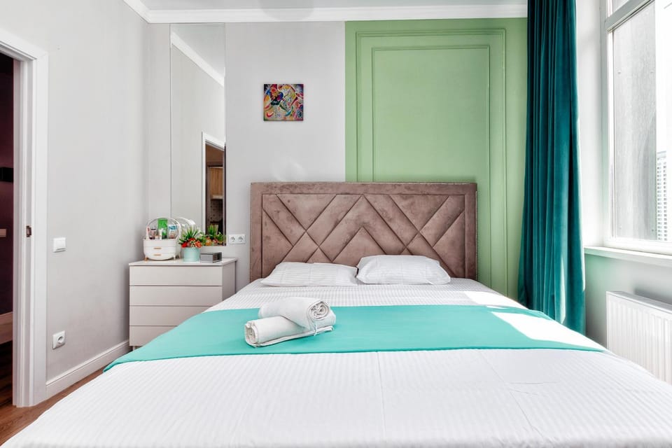 Bed, Bedroom, towels