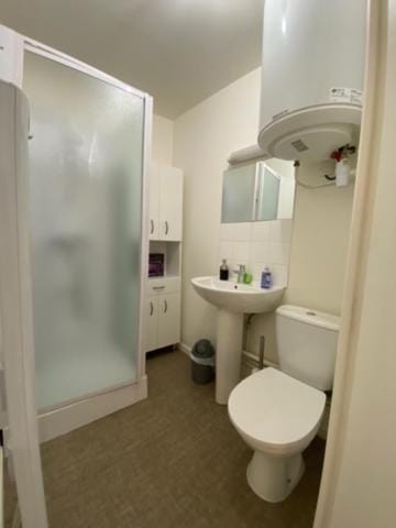 Shower, Toilet