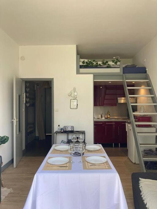 Kitchen or kitchenette, Dining area