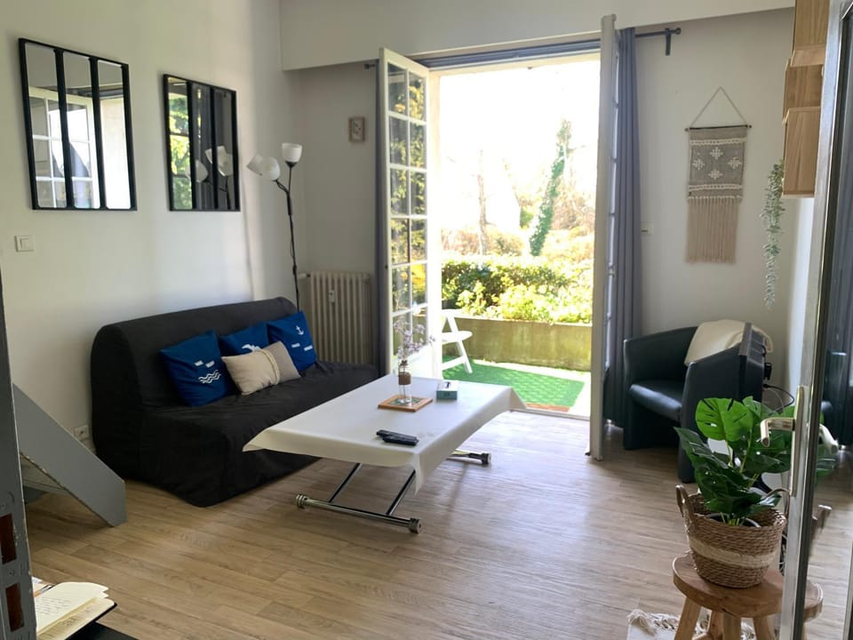 Day, Living room, Seating area, Dining area