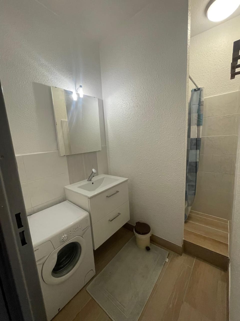 Bathroom, washing machine