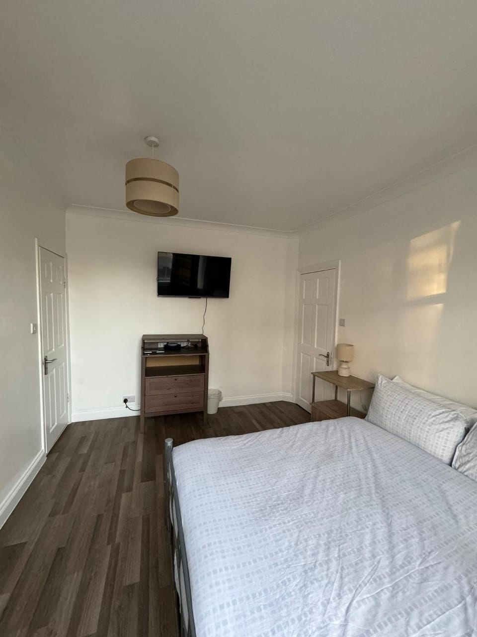 Bed, TV and multimedia, Photo of the whole room