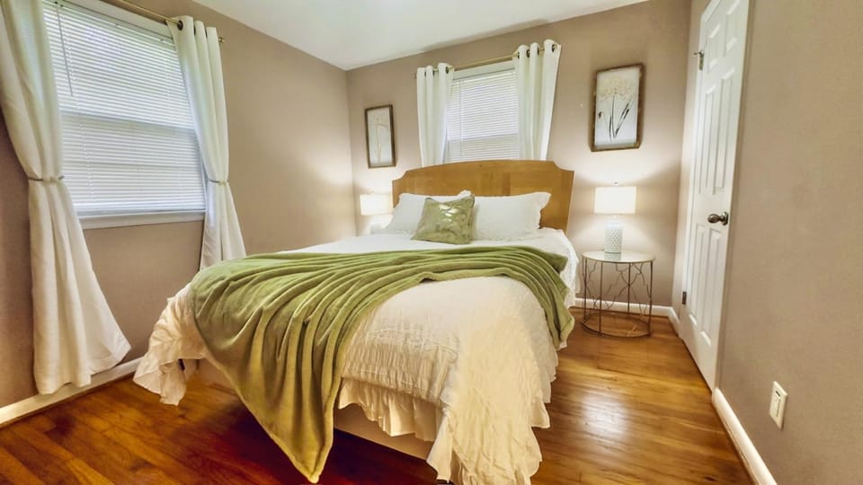Cozy 4 bedroom Cottage by Duke Raleigh Hospital House in Raleigh