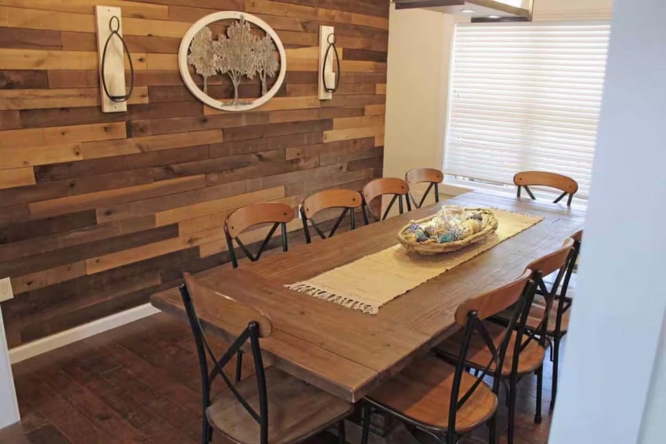 Luxury 6 BR Rebel Ridge Retreat-Sleeps 16-Hot Tub & Linens Included House in Pocono Mountains