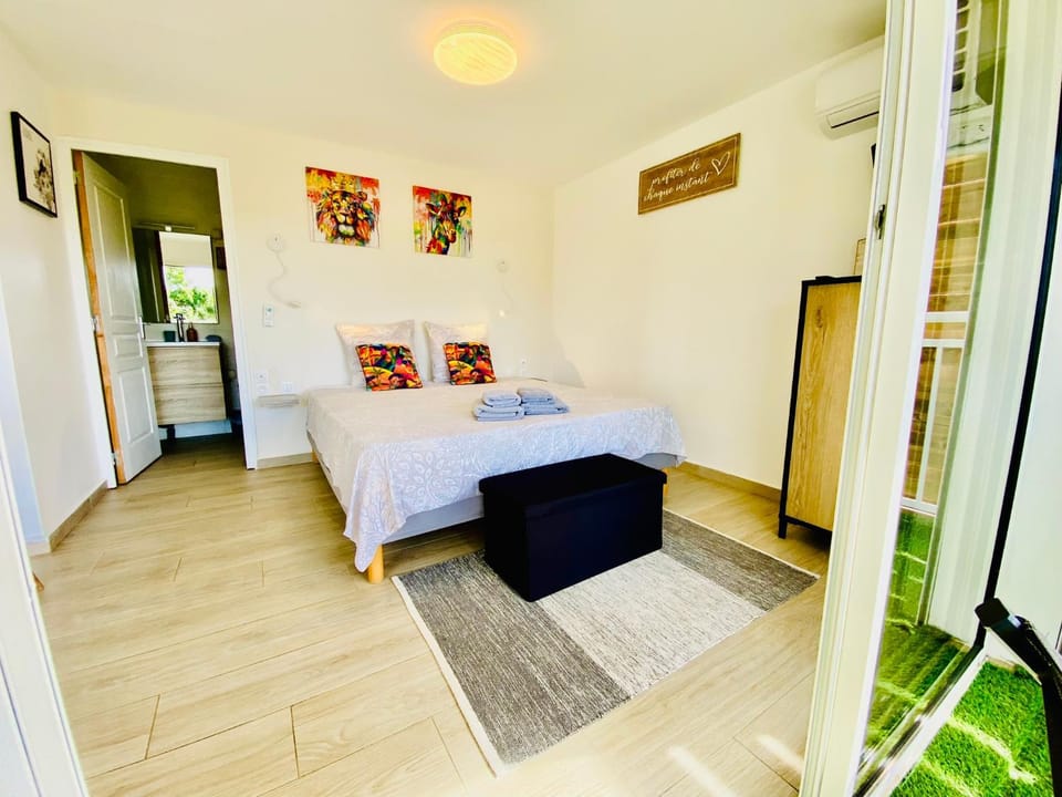 Bed, Photo of the whole room, Bedroom, air conditioner