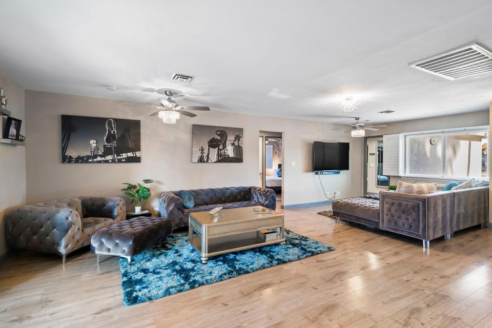 TV and multimedia, Living room, Seating area, Evening entertainment
