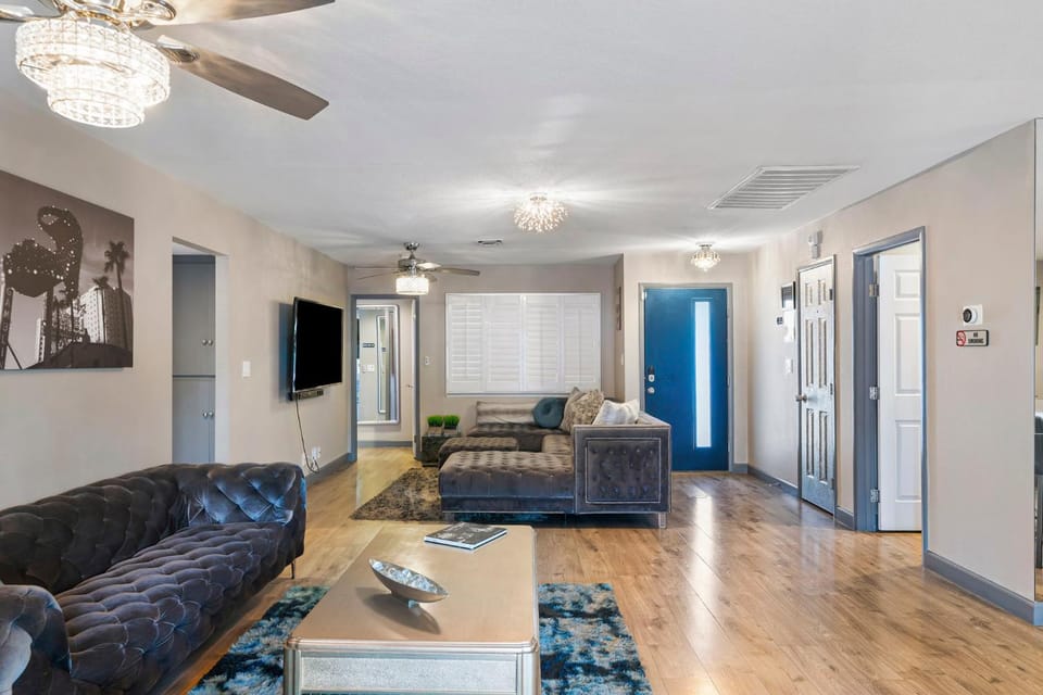 Communal lounge/ TV room, TV and multimedia, Living room, Photo of the whole room, Seating area, Evening entertainment