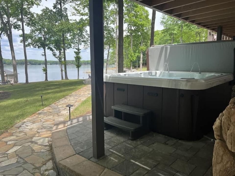 Wake N Lake House in Lake Gaston