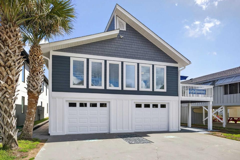 Sea Monster Ocean front with private pool, Kure Beach House in Kure Beach