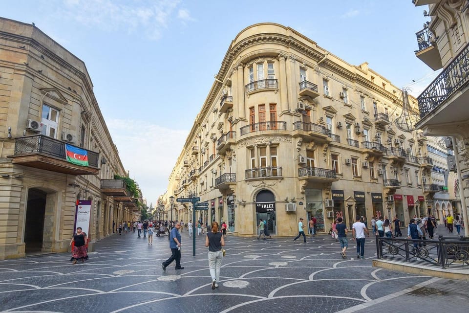 Property building, Day, People, Neighbourhood, City view, Street view, Location, group of guests