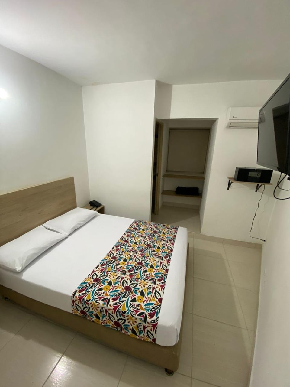 Shower, Bed, TV and multimedia, Bedroom, air conditioner