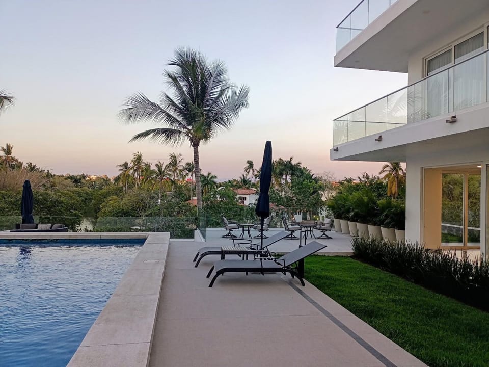 Lake view, Swimming pool