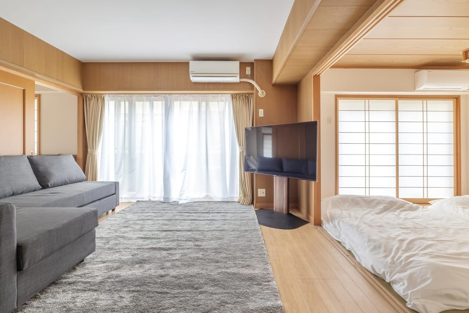 A Marvelous Blend of Tradition and Modernity, Independent 1st-floor Suite, Accommodates Up to 10 Guests! Apartment hotel in Shinjuku