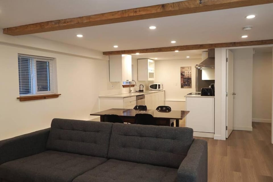 TV and multimedia, Kitchen or kitchenette, Living room, Seating area, Dining area