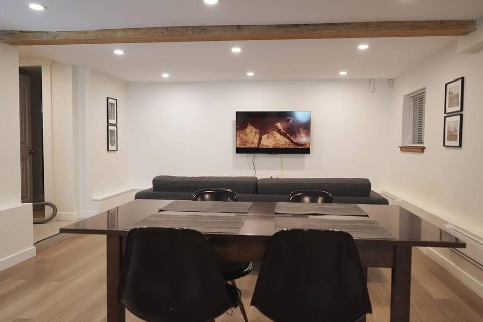 TV and multimedia, Living room, Seating area, Dining area