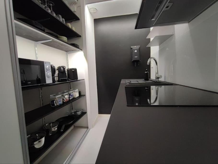 Kitchen or kitchenette, minibar, stove, toaster