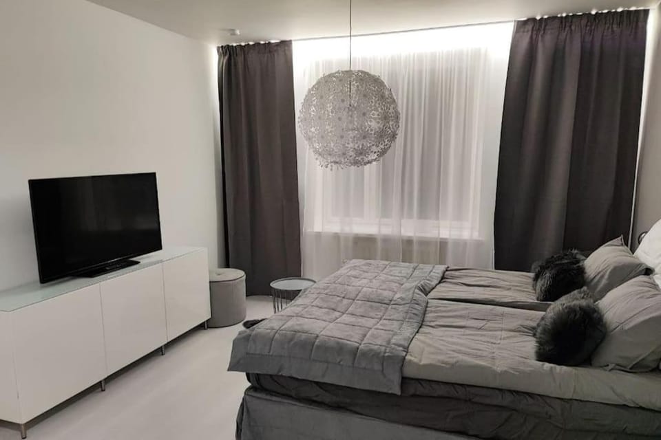 Bed, TV and multimedia, Photo of the whole room, Bedroom