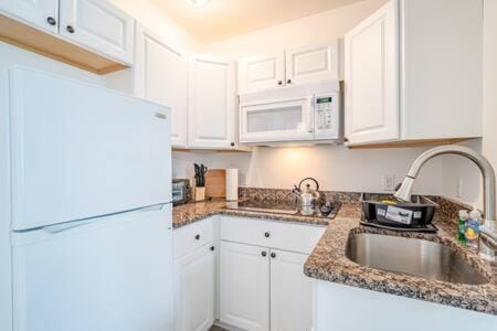 Modern 3-BR Ocean Block Apt Walk to the Beach Apartment in Ocean City