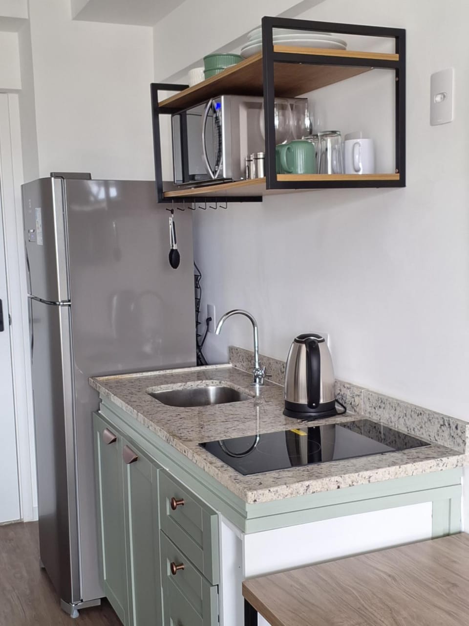 Coffee/tea facilities, Kitchen or kitchenette, stove