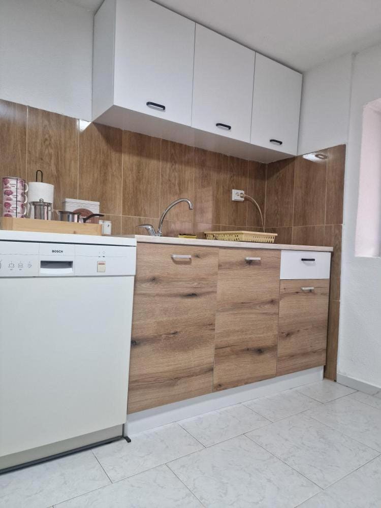 Coffee/tea facilities, dishwasher, kitchen