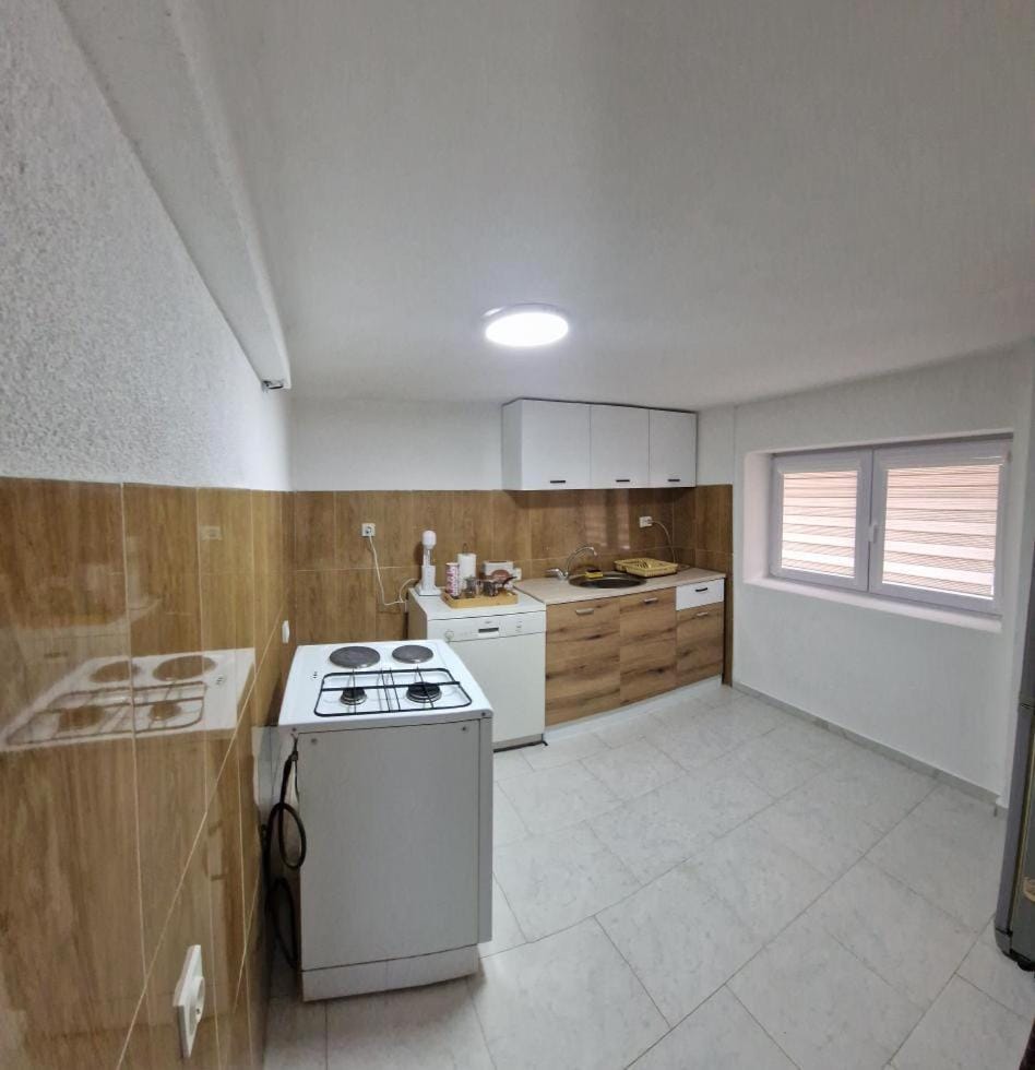 dishwasher, pet friendly, stove, kitchen