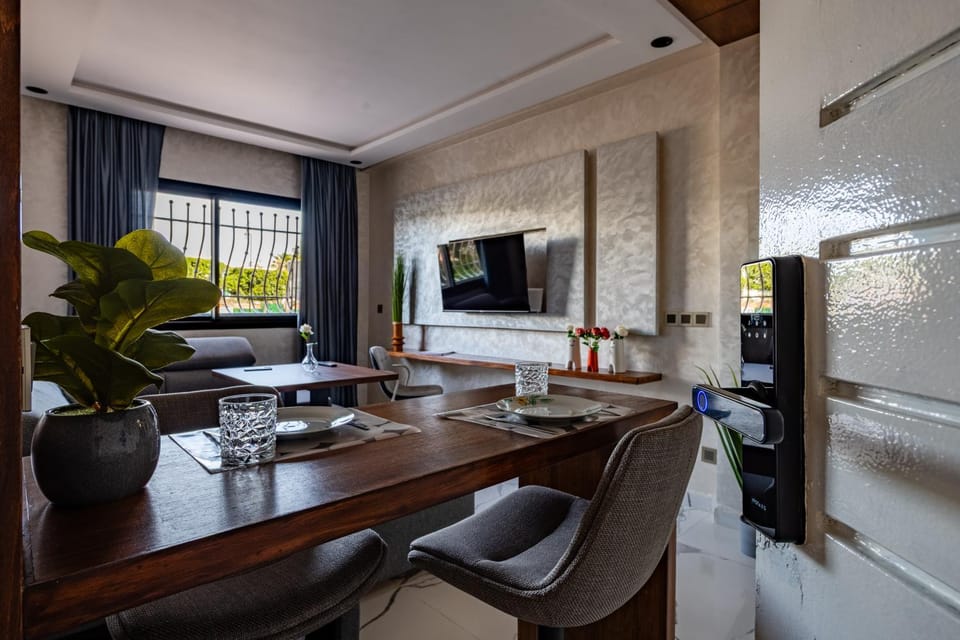 TV and multimedia, Living room, Seating area, Dining area