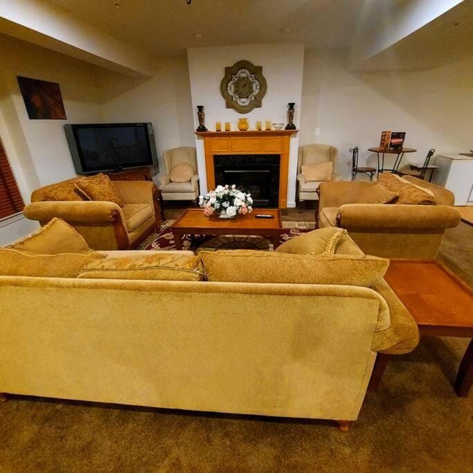 TV and multimedia, Living room, Seating area, Evening entertainment