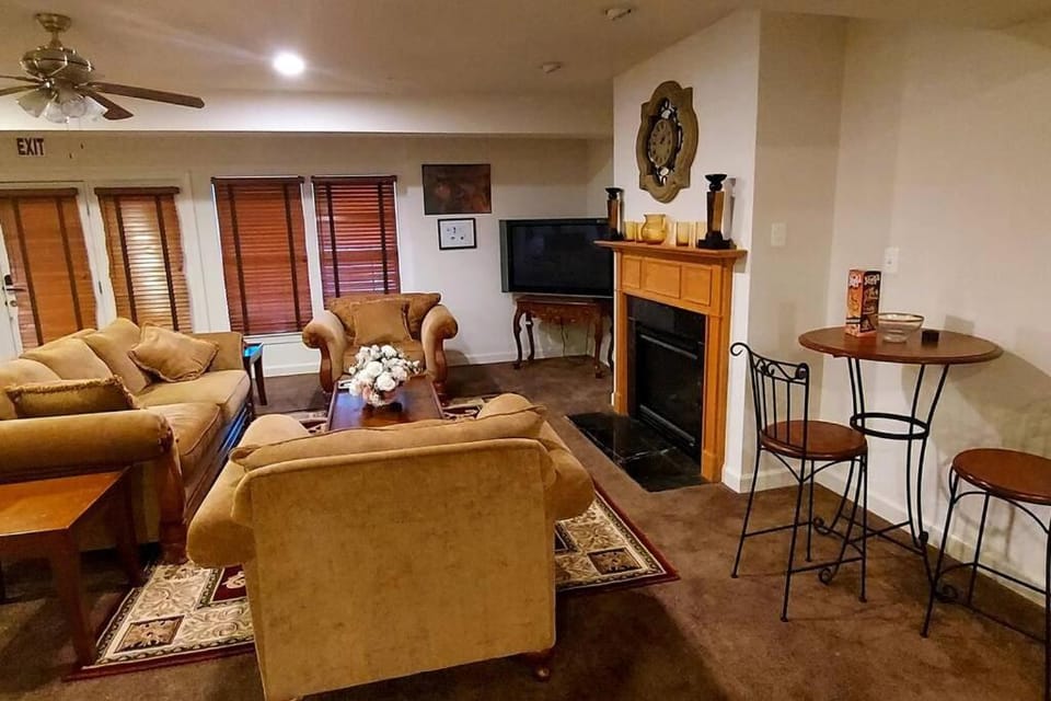 Communal lounge/ TV room, TV and multimedia, Living room, Seating area, fireplace
