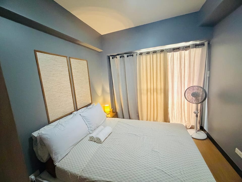 Bed, Photo of the whole room, Bedroom, towels, air conditioner
