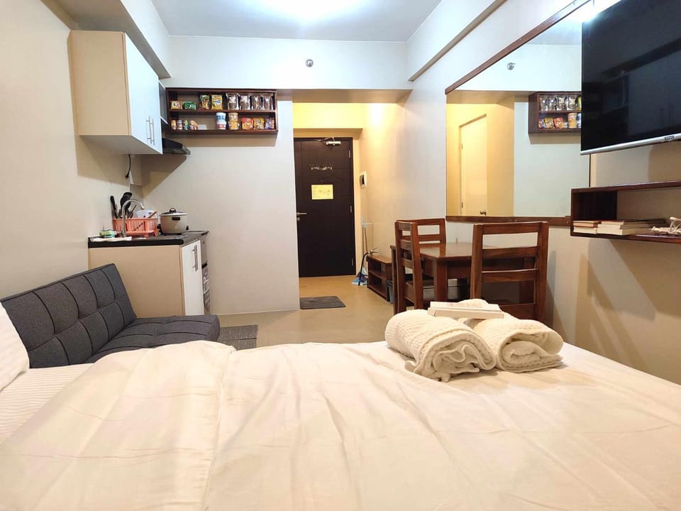 Bed, Kitchen or kitchenette, Food and drinks, towels