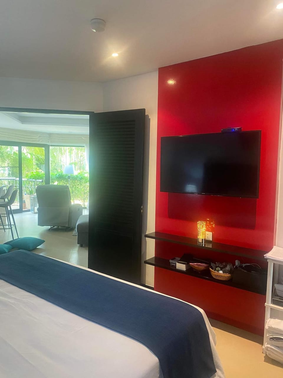 Bed, TV and multimedia, Bedroom