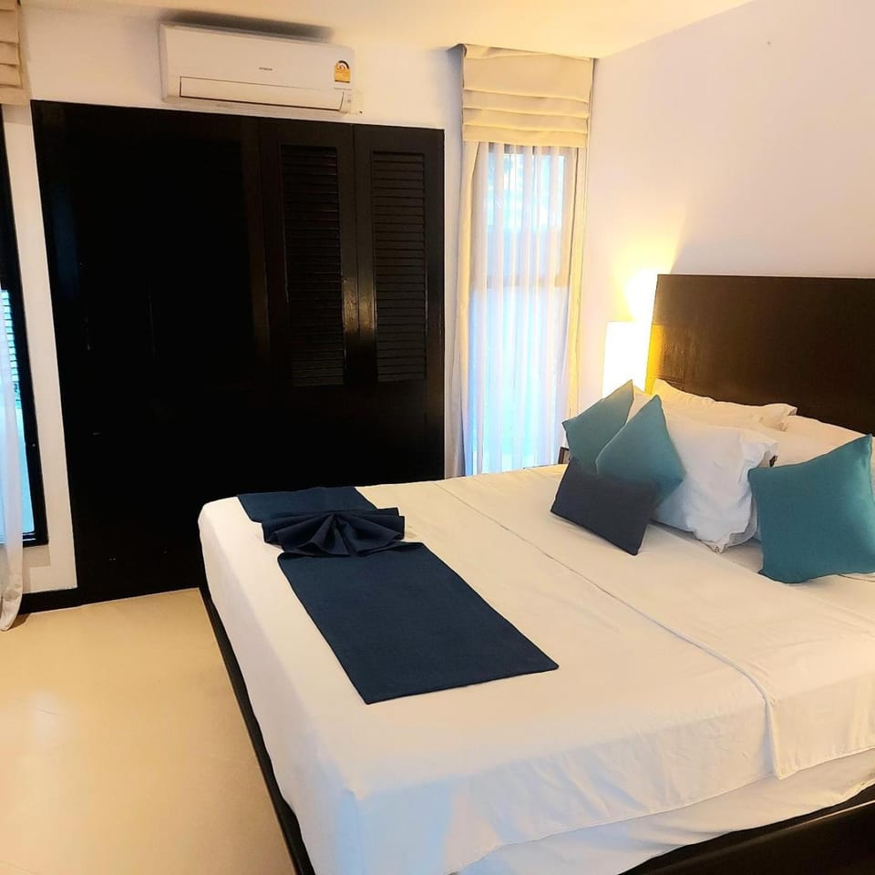 Photo of the whole room, Bedroom, wardrobe, air conditioner