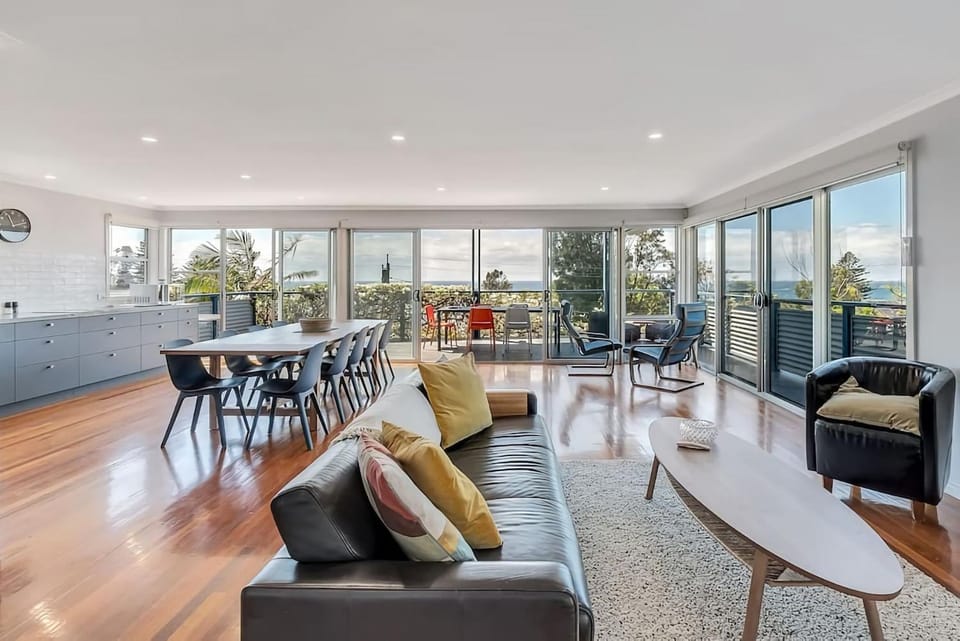 Oceanview Escape One Hour from Sydney House in Wollongong